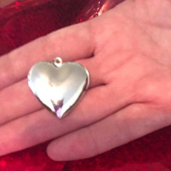 Large 925 Sterling Silver Heart Picture Locket. - Picture 5 of 6